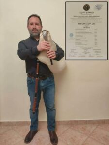 Πρώτο πτυχίο Άσκαυλου στη Θράκη! Ακόμη ένα σημαντικό ορόσημο για τη μουσική παράδοση της Θράκης, που συμβάλλει καθοριστικά στη διατήρηση, τη διδασκαλία και τη μετάδοση της πολιτιστικής μας κληρονομιάς! Ο συγκεκριμένος απόφοιτος διορίστηκε στο Μουσικό Σχολείο Αλεξανδρούπολης